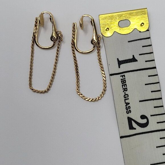 Vintage Sarah‎ Coventry Signed Chain Hoop Drop Clip On Earrings Gold Tone Dainty - Picture 3 of 8